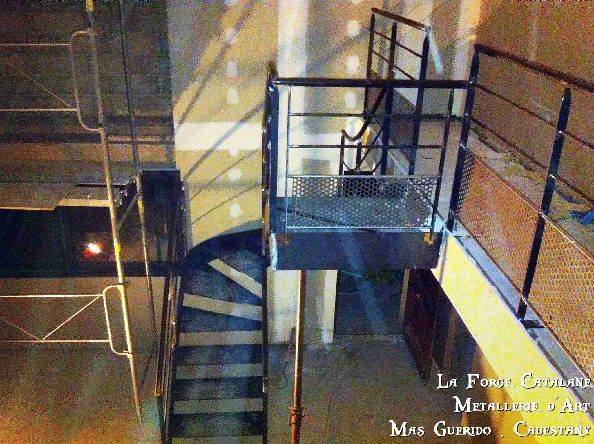 escalier exterieur marches en fer larmes pliees rampant 2 lisses et garde corps soubassement tole perforees  forge catalane.jpg